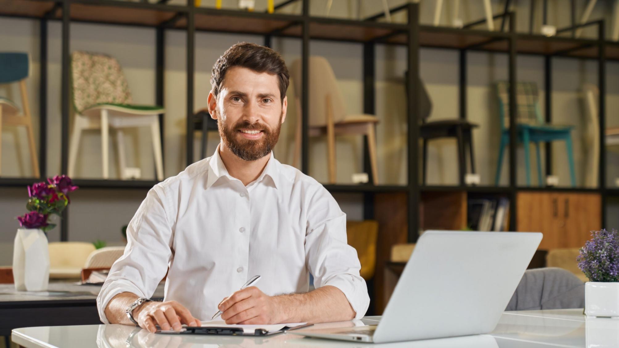Moderne Lernumgebung mit flexiblen Arbeitsplätzen